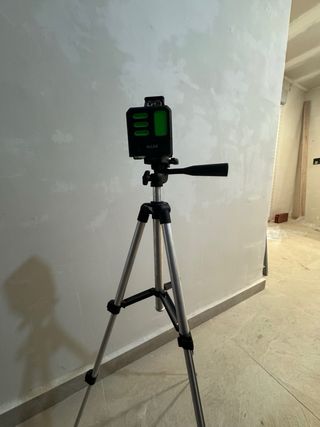 Nivel láser con trípode