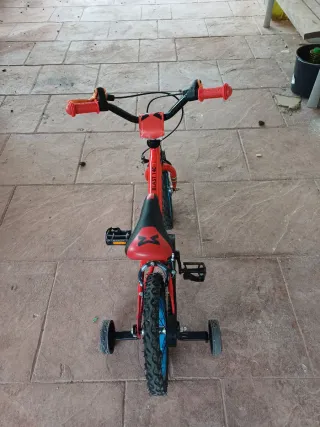 Bicicleta infantil roja