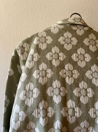 Chaqueta larga estampada floral tipo caftán