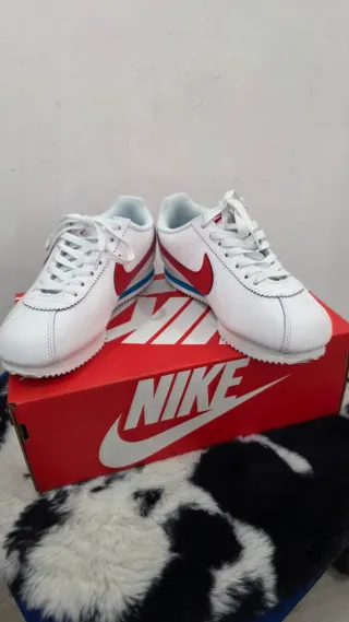 Zapatillas Nike Cortez Blancas y Rojas