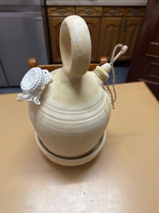 Botijo de barro clásico