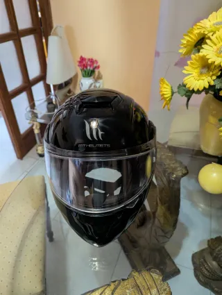 Casco de moto negro MT Helmets