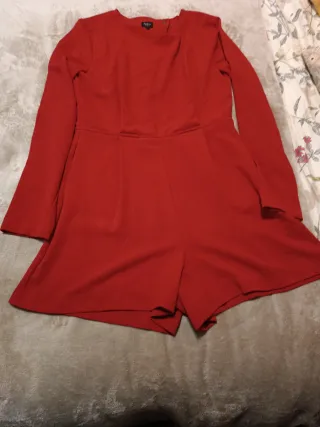 Vestido rojo manga larga.es un peto que parece un