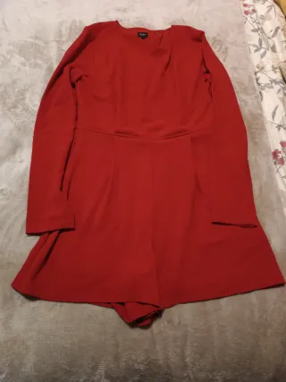 Vestido rojo manga larga.es un peto que parece un