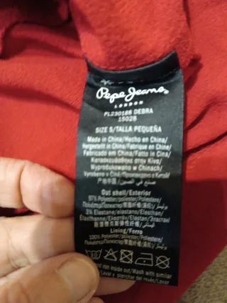 Vestido rojo manga larga.es un peto que parece un