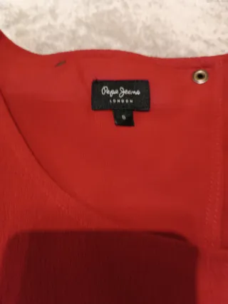 Vestido rojo manga larga.es un peto que parece un