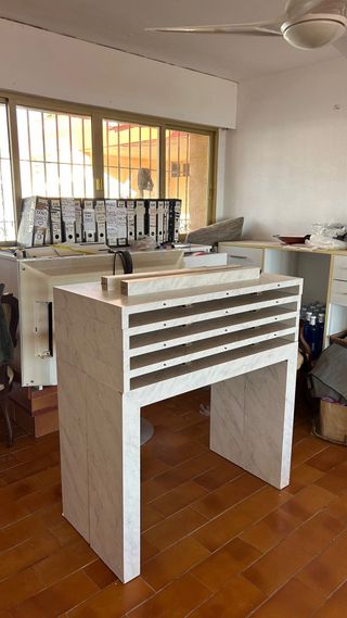 Mesa efecto mármol ajustable