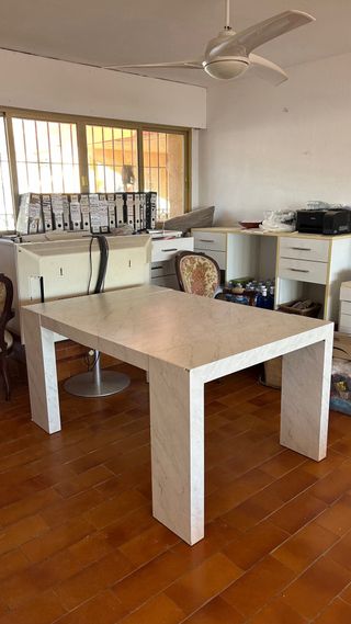 Mesa efecto mármol ajustable