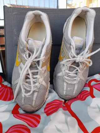 Zapatillas Nike plateadas y amarillas