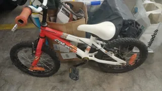 Bicicleta infantil roja y blanca