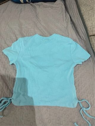 Camiseta Bershka azul con cordones