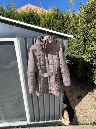 Abrigo acolchado mujer beige con cinturón