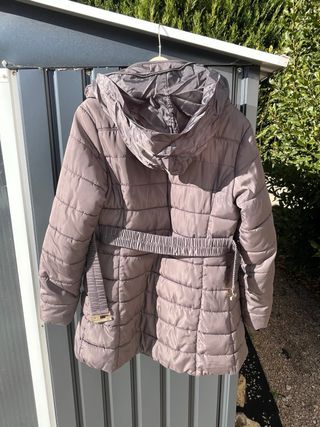 Abrigo acolchado mujer beige con cinturón