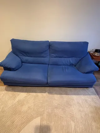 Sofá Divatto azul de dos amplias plazas