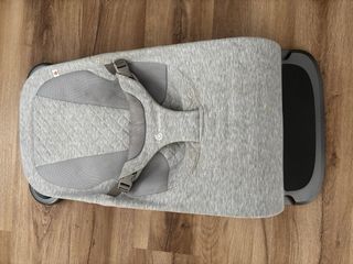 Hamaca Ergobaby gris claro