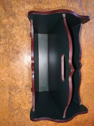 Revistero antiguo de madera pintado