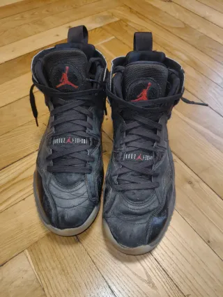 Zapatillas Jordan Negras y Rojas