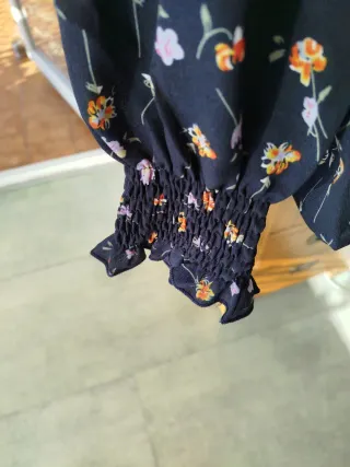 Camiseta Shein floral negra talla XL