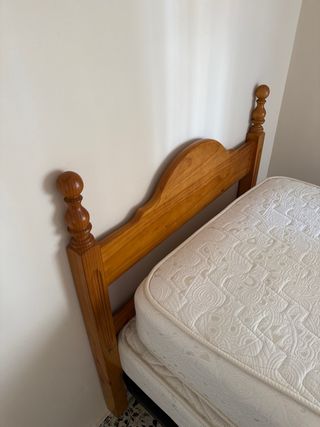Dos cabeceros de cama de madera