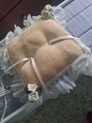 Cojin anillos de boda y cesta aras.