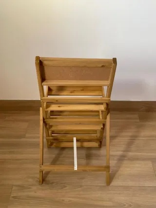 Dos estanterías de madera con pizarra