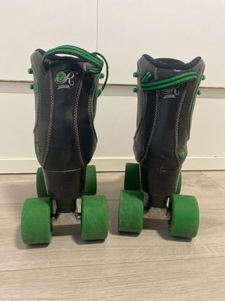 Patines de 4 ruedas negros y verdes
