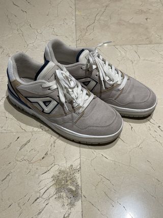 Zapatillas deportivas hombre grises y blancas