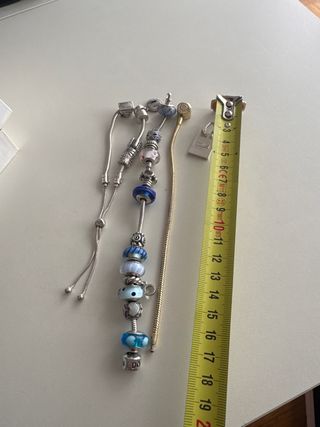 Pulseras Pandora con charms azules y plateados