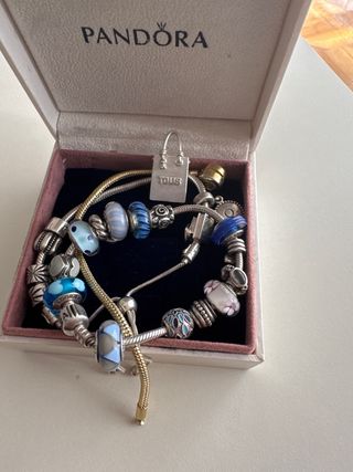 Pulseras Pandora con charms azules y plateados