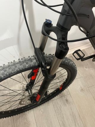 Bicicleta Cube 29 Negro/Rojo