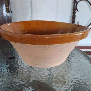 Lebrillo de cerámica marrón y beige