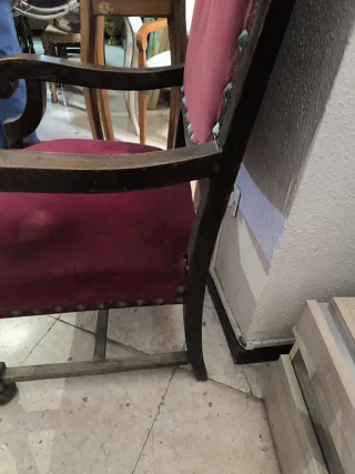 Sillón antiguo de terciopelo y madera