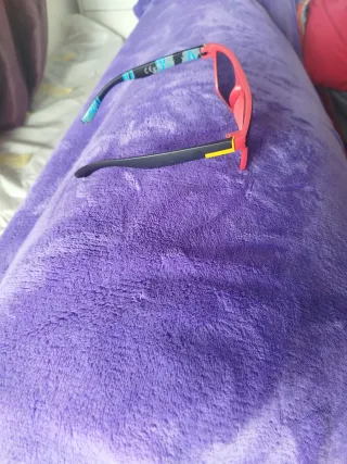 Gafas de sol negras y rojas polarizadas