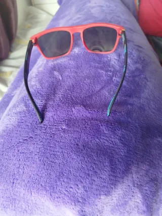 Gafas de sol negras y rojas polarizadas