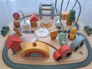 Mesa de juego infantil de madera