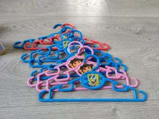 Lote de perchas infantiles de plástico