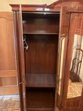Armario antiguo de madera con espejos