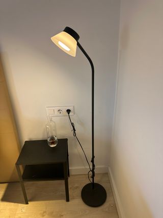 Lámpara de mesa negra y transparente