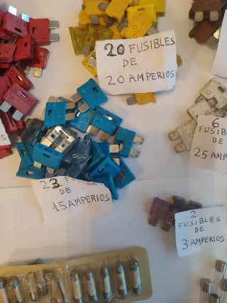 Lote de fusibles de coche y varios
