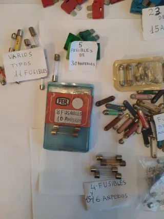 Lote de fusibles de coche y varios