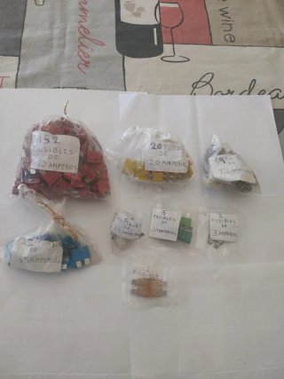 Lote de fusibles de coche y varios