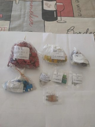 Lote de fusibles de coche y varios
