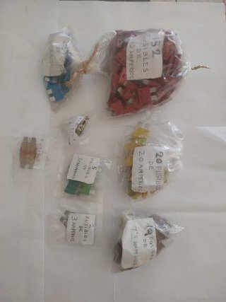 Lote de fusibles de coche y varios