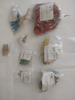 Lote de fusibles de coche y varios