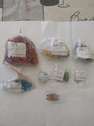 Lote de fusibles de coche y varios