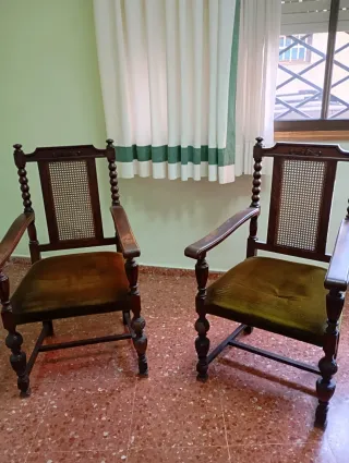 Pareja de Sillas Antiguas de Madera. 60 cada una.