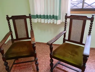 Pareja de Sillas Antiguas de Madera. 60 cada una.