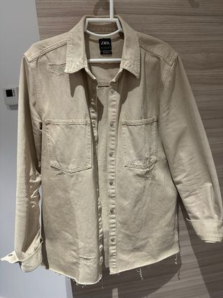 Cazadora vaquera Zara beige