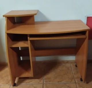 Escritorio de madera con estantes