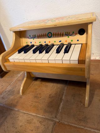 Piano de madera Djeco para bebes